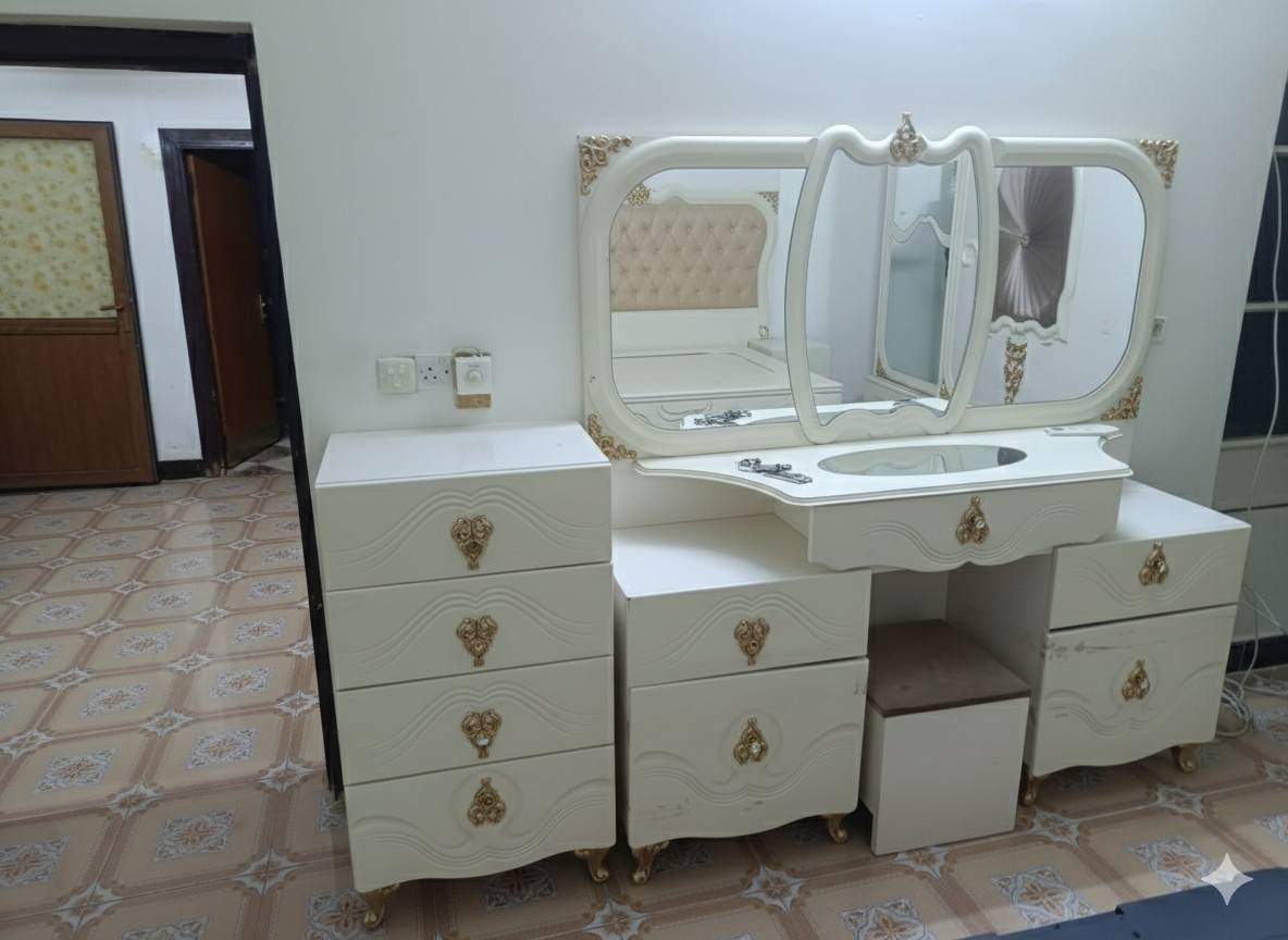 التفاصيل غرفة نوم متميزة جدأ، تجمع بين اللون الأبيض العاجي واللمسات الذهبية الفاخرة
ه التصميم، شغل مودرن كلاسيك مع "دوشمة" مخملية ملكية في وسط الكنتور مساحة و جمالية للغرفة
 ***********
