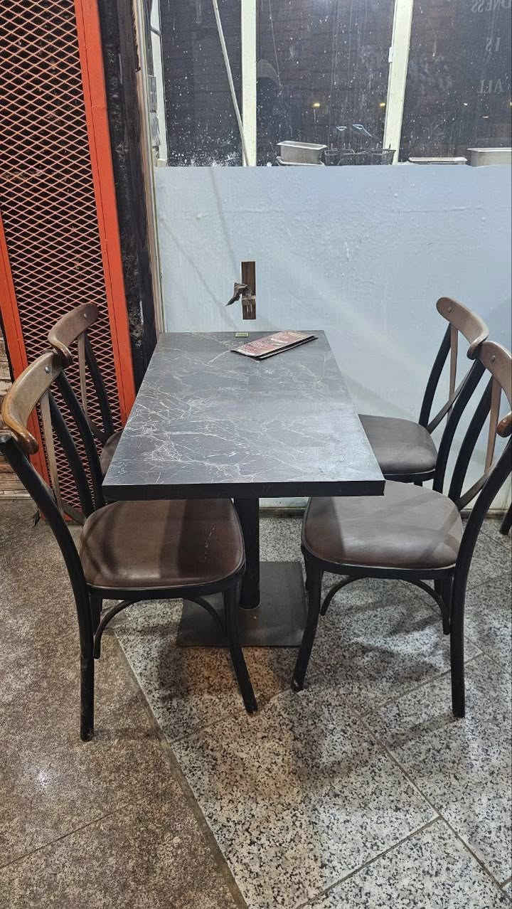 مجموعه من الطاولات والكراسي معروضه للبيع نظيفات كلش 
عنواني ديوانية للاستفسار الاتصال بالرقم 
***********
