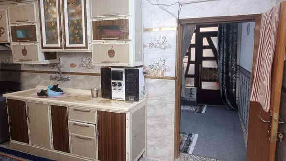 بيت ١٠٠ متر مربع ركن البراكيه شارع المعمل قرب محطه الثناء محطه العيساوي البيت يتكوون من غرفه وصاله ومطبخ وستقبال صحيات خارجيه وداخليه  البناء طابوق السكف عكاده سيراميك كاشي درجه اوله سقوف ثانويه يباع معه البيت سبلت طنين وكاونتر تفاصيل البيت وصور البيت من داخل وخارج مراسله صاحب دار وتساب *********** او تصال
السعر ٣٥ وبي مجال
