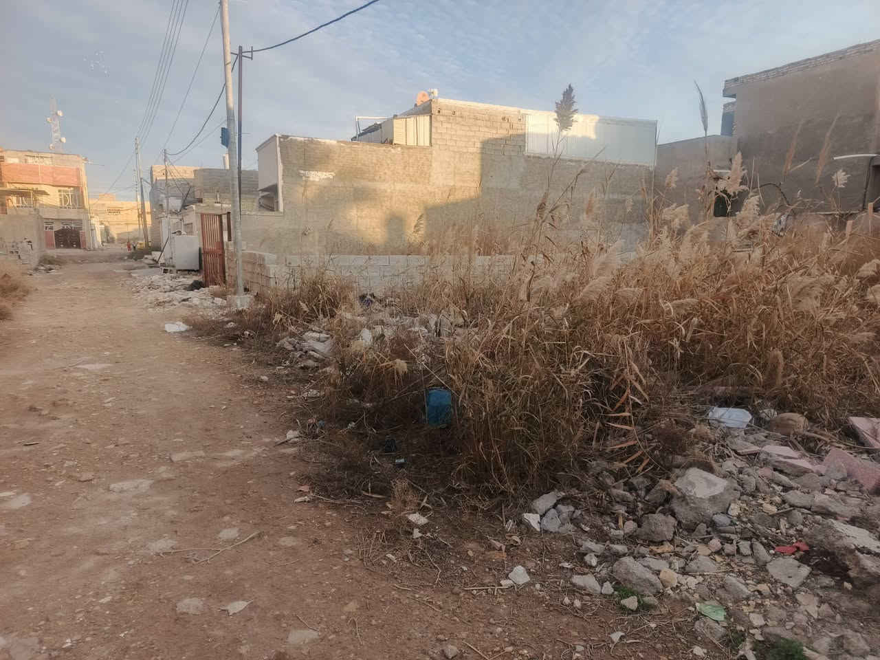 السلام عليكم عندي قطعه أرض زراعي ٢٠٠ متر سند 25 مقابيل الحسينيه مال الراشديه كامل خدمات مي مجاري تبليط كهرباء تريد 100 تريد ال 200 كلها ورا مطعم ابن سمينه مقابل المحكمه مال الحسينيه  ***********
