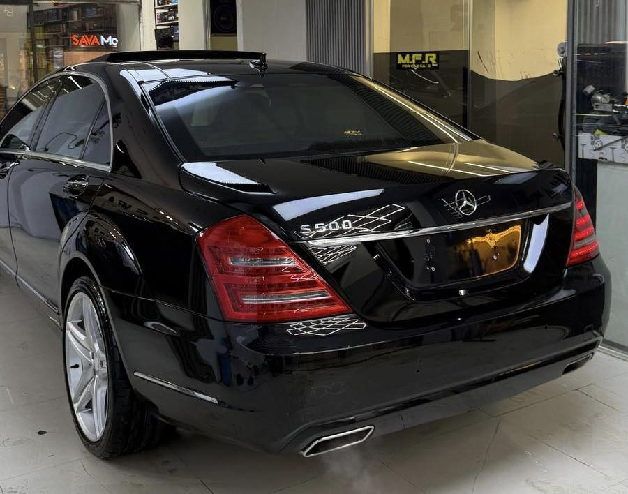 السلام عليكم
مارسيدس (S500 )
موديل : 2013 
ماشية : 130000 الف 
المواصفات 
بانوراما 
ناظور ليلي 
كشنات كهرباء 
كشنات الخلفيه كهرباء 
كشنات تدفئه + تبريد 
تجاوي كهرباء 
كشنات جلد
لون الداخل بيجي 
شاشة
كاميرا 
شاشات خلفية 
حساسات إمامية + خلفية 
رادارات 
قياده ذاتيه 
تحديد مسار 
ابواب شفط 
صندوك شفط كهرباء 
خمس بردات 
تبريد قطعتين 
مكينة 8 سلندر 
تحكم ستيرن جهتين 
كروز سرعة 
شفتات ستيرن 
ستيرن كهرباء 
ماوس 
موبايل 
صاجات 
لايت زنون 
زراك لايت 
لد امامي 
بلوجكتور لد 
بك لايت لد 
مري شفط كهرباء 
ترحيب 
اشاير بالمري 
ويل كب كروم AMG
لارج باب طويل 
(رقم إربيل الجديد بأسمي )
ملاحظة : السيارة مكفوله 
السيارة جاهزة من كلشي بدون اي نقص 
السعر : 265 وبيها مجال
العنوان:  بغداد الكاظميه قرب مرور الكاظمية معارض جكوك معرض الرحمن 
للاستفسار 
عبدالرحمن 
***********
 ***********
