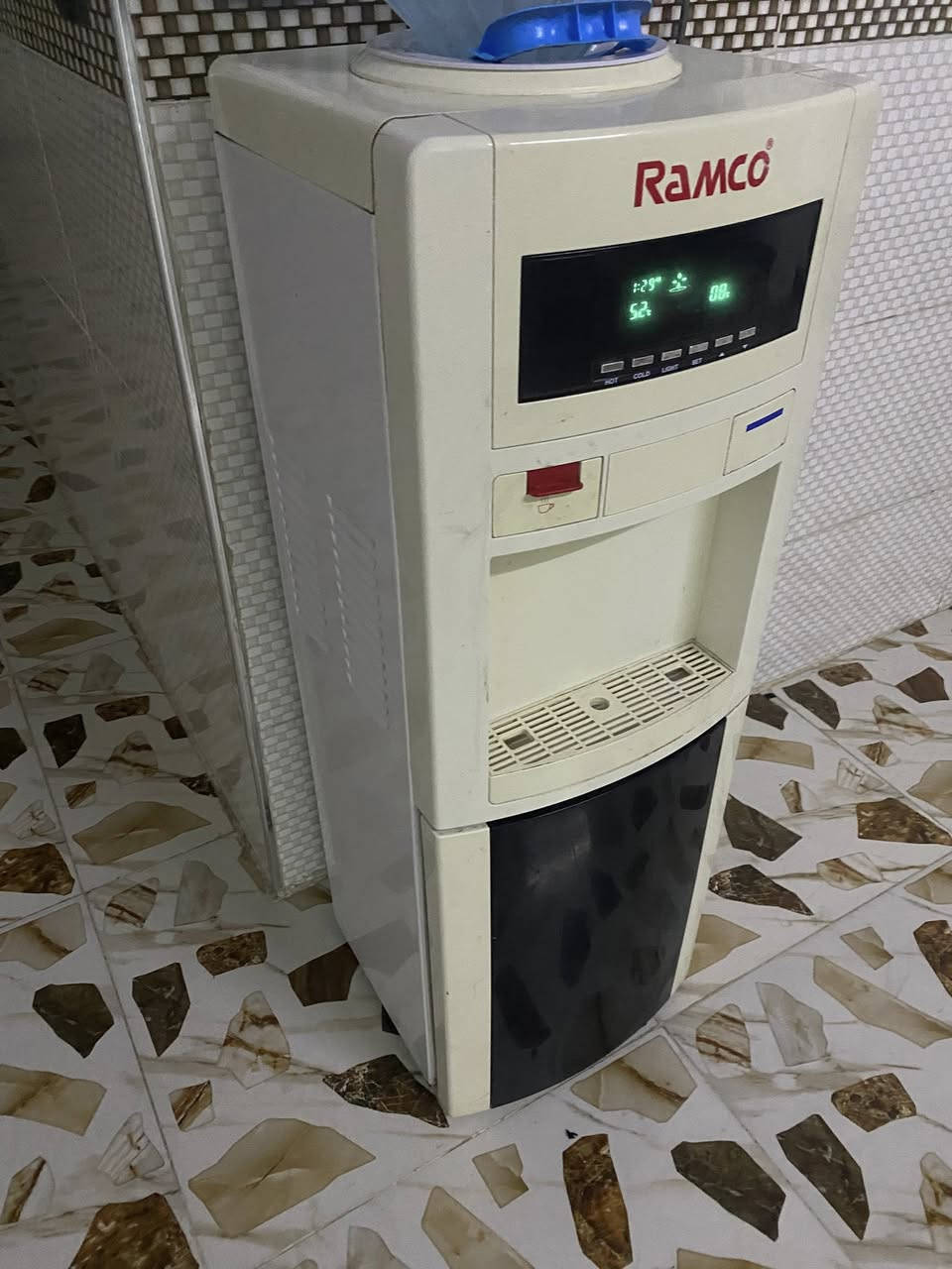 براد للبيع فول نظافه شغال حار وبارد وثلاجة بدون نقص بدون عيب ماواصل تصليح السعر ٥٥ الشراي يخابر ***********
