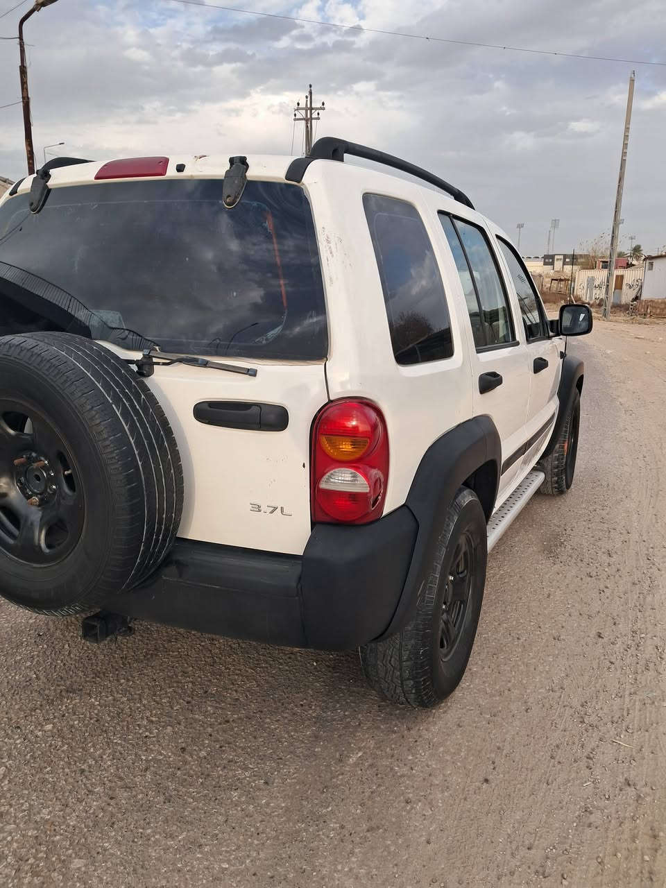 السلام عليكم من رخصت الادمن سيارة جيب لبيرتي موديل 2004 مزاد وزارة الداخلية السيارة كلش نظيفة بدون صبغ كير ومكينة مكفولات حدادية نظيفة تايرات جدد دواخلها جديدة كلش مكان السيارة بابل المسيب السعر 60 وبيها مجال للإستفسار ***********
