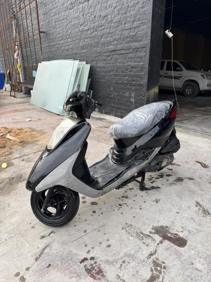 سلام عليكم
دراجه بريز  
الدراجه خير من الله حلوه 
نضيفه دراجه دهن موتل
بانزين محسن
تايرات امامي خلفي جدد بريك خلفي شغال
كيلو متر لايت هورن كولشي شغال بيهه
كفرات مختمه ونضيفات‎%‎90
محركهه ناعم  ونضيف حيل فشكتهه مطاكه 
سعرهه 450وبيهه مجال حك الجيه  عواني بغداد كراده نقص الدراجه ابريك امامي بس 
رقمي *********** بي واتساب
