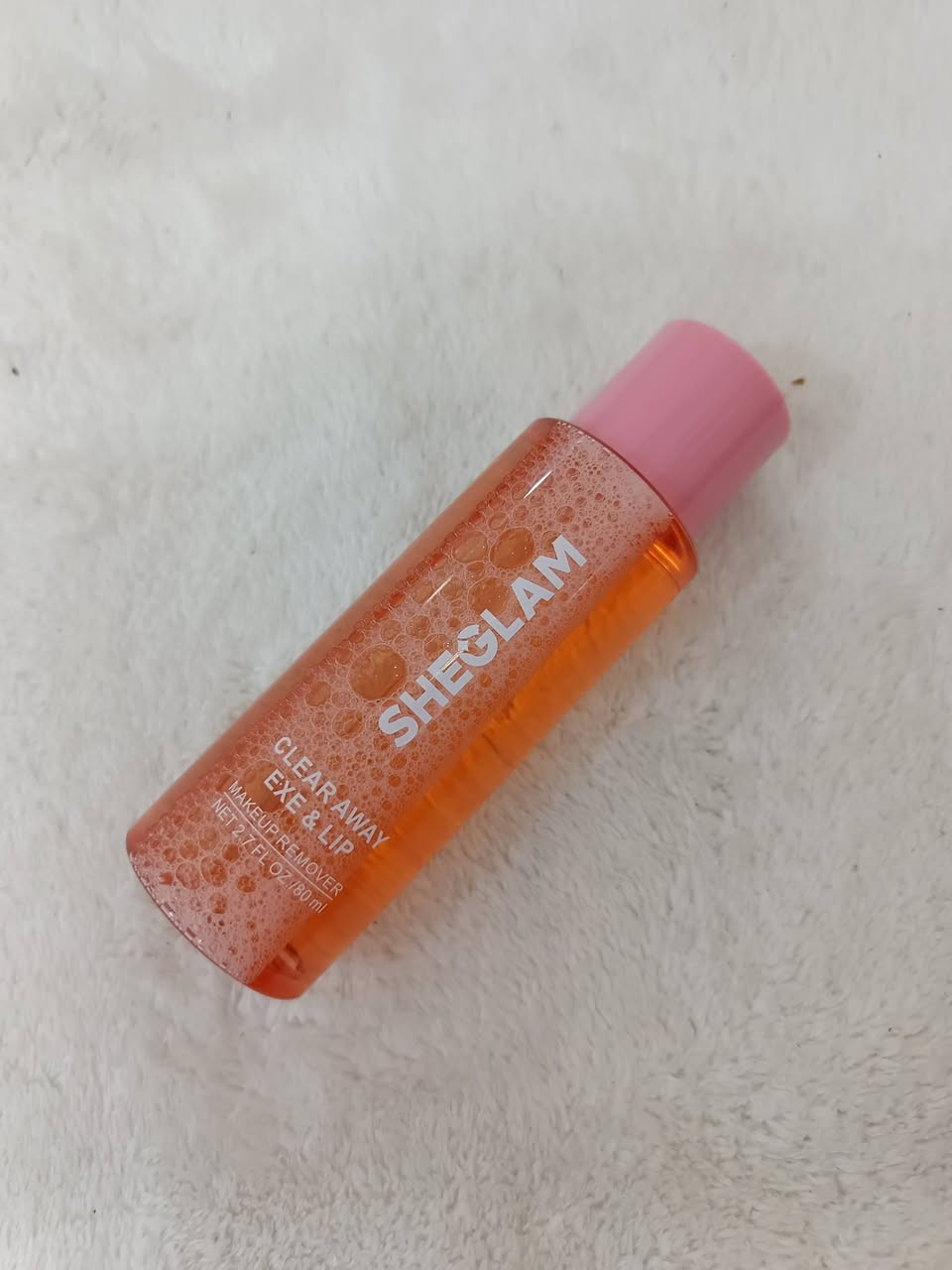 هذا المنتج عبارة عن مزيل مكياج، ويشير رمز الباركود إلى أنه قد يكون من منتجات العلامة التجارية "NLUSIGN" الظاهرة على القلم المجاور.
يعمل على إزالة أنواع مختلفة من المكياج والأوساخ والزيوت الزائدة. 

يترك البشرة رقيقة ورطبة بعد الاستخدام. 

يجب استخدامه بوضع المزيل على قطنة، والانتظار لبضع ثوانٍ على المكياج حتى يذوب، ثم المسح بلطف.


**إذا كنت صاحب هذا الإعلان وتريد حذفه لأي سبب، رجاءا أرسل رسالة إلى الدعم الفني**