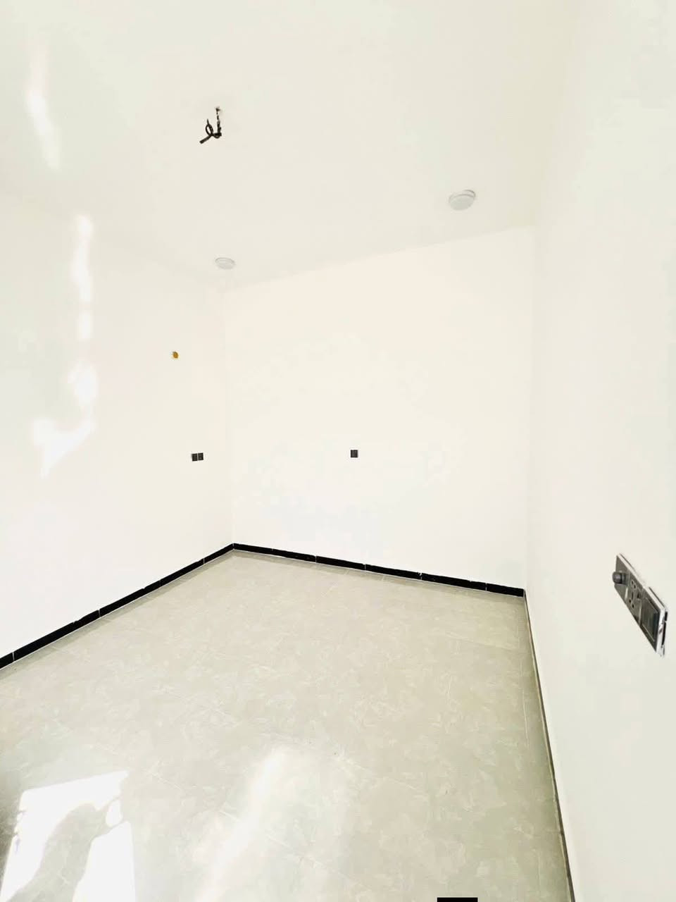 120 متر غرفتين السعر 48 وبيها مجال العنــــوان #النجف شارع المطار مقابيل ملحق قريه الغدير للستفار ***********او مراسله واتساب ***********
