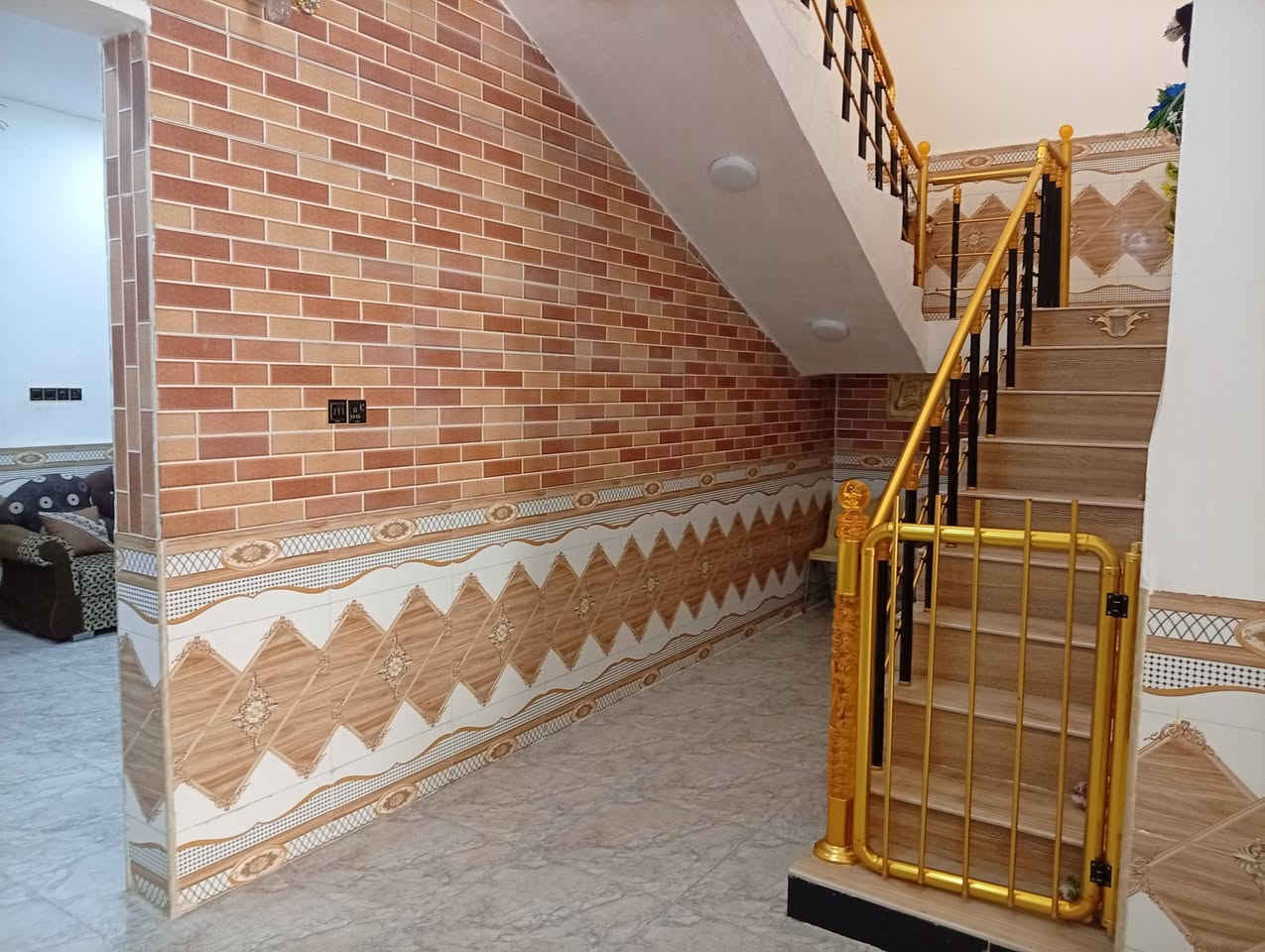 بيت زراعي للبيع المساحه 360 يتكون من 3 غرف + صالتين + مطبخ + ديوانيه + صحيات خارجيه  + حديقه + كراج العنوان شارع الشفيج  مقابل البراز عل تبليط ***********
