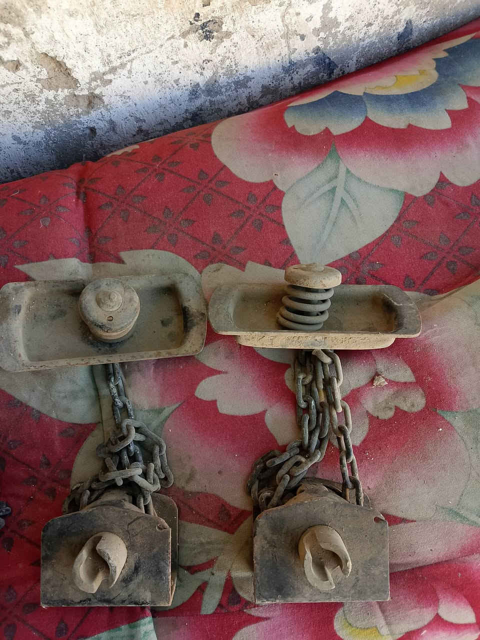 سلام عليكم من رخصت الادمن
يوجد بيبان لاندكروز من موديل 82 الى موديل 89 وأيضآ يوجدبكرات مال اسبير مال لاندكروز العنوان ديالى بلدروز 
***********
