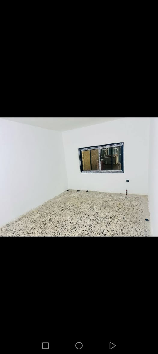 السلام عليكم بيت للبيع مساحة 200متر واجهة 10يحتوي على ثلاث غرفة نوم وصالة وهول ومطبخ  وكراج وحديقة بيت نظيف جدا موقع ممتاز رفاق  الثانية خلف شهداء بياع الاستفسار على هذا الرقم ***********
