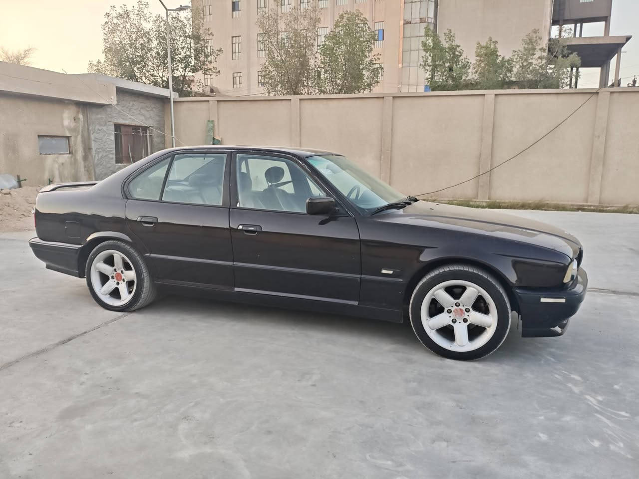 سلام عليكم bmw 525اصل موديل 91 مسكر 25 عدله  كير اوتو فول مواصفات بجم عريض فتحه برده كهرباء كشنات جلد وتدفئه صبغ جماليه فقط بدون حادث مكفوله كير مكينه حداديه تخم تاير كله جديد السعر 52  مكان السياره بغداد حي النصر ***********
