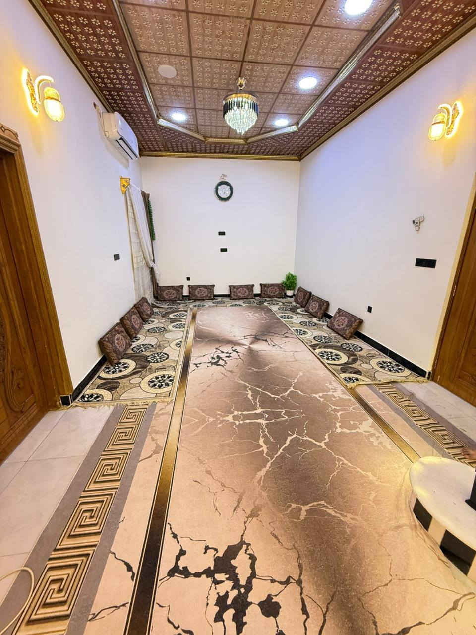 ا#يالله سلام عليكم واسعد الله اوقاتكم
 ***********

دار سكن قاطين للبيع بناء 2025 
مو بيت عباره عن فيلا ماشاء الله 
يتكون من 6 غرف منام وديوان 

جنس العقار طابو ملك صرف زراعي بسم عراقي اصولي سند ٢٥

#المساحه الكليه 600متر 

يحتوي القاط الاول على غرف منام 2 كل غرفه بيها حمام 
و ديوان كبير
و مطبخ 
او مناور
و صاله و وصحيات داخلي وخارجي 
وگراج سياره يسع 5
اما القاط الثاني يحتوي على غرف منام 4 اثنين منهن بيهن حمامات 
بلاضافه الى صاله وصحيات 
وحديقه🌳 كبيره مساحه الحديقه 100 متر☘️🌳

العنوان بصره أبي الخصيب طريق الصحراء قريب  على سايدين داخل 
موقع راقي 😎 

جميع الخدمات متوفره ماء كهرباء شارع تبليط 10 متر 
شغل البيت كله درجة أولى
مع مولدي اكبيره ومبيريه

السعر 295مليون  و بي مجال للشراي
للاستفسار تصل ***********
