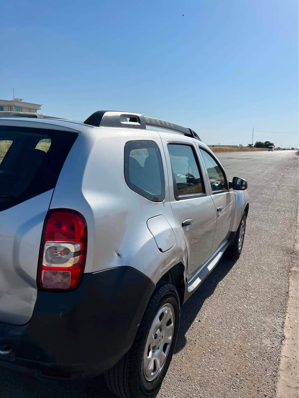 للبيع: رينو داستر (Renault Duster) - موديل 2017 🚗
سيارة عملية، اقتصادية، وممتازة للاستخدام اليومي.
📌 التفاصيل الأساسية:
 نوع السيارة: رينو داستر
 الموديل: 2017
 الممشى (العداد): 110,000 كم
 اللون: فضي
 رقم السيارة: أربيل

المقصورة الداخلية: نظيفة جداً ومعتنى بها، مع وجود تغليف حماية للمقاعد (كوشنات) بلونين (أسود وبيج) للحفاظ على الفرش الأصلي، بالإضافة إلى تغليف لحماية عجلة القيادة (الستيرن).

السيارة بحالة عامة جيدة جداً، مع وجود انبعاج (طخة) في الرفرف/الباب الخلفي الأيمن، وبعض الخدوش الطفيفة على الدعامية الأمامية (موضحة في الصور للمصداقية التامة أمام المشتري).
💰 السعر المطلوب: ⁠[89 ورقة]⁠
📍 الموقع: أربيل، ⁠
📞 للتواصل والاستفسار: ⁠[***********] أربيل, العراق
