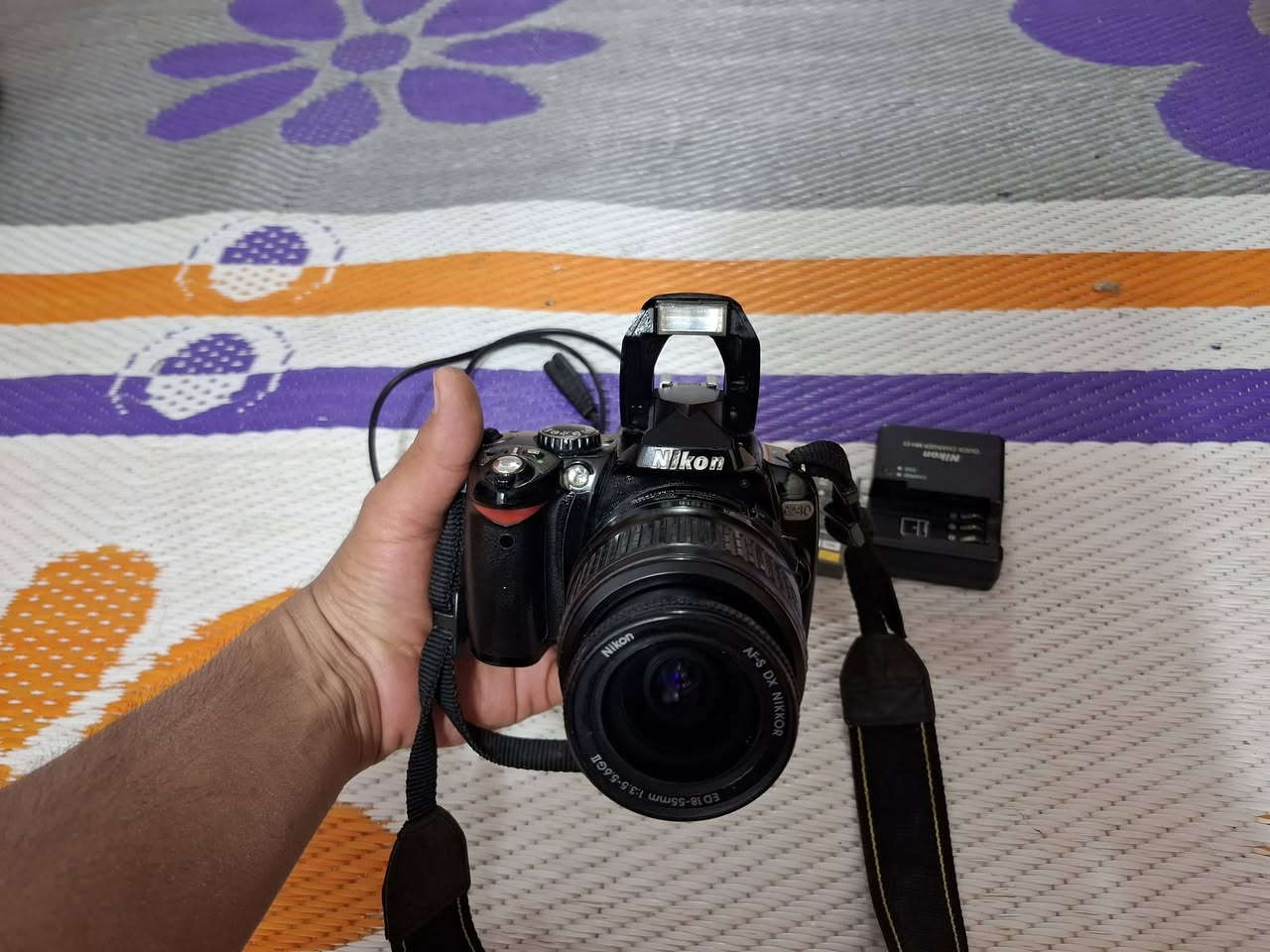 كامرة Nikon D40 ويه ملحقاته شاحنة أصلية عدسه 18_55 اطيك بيه ضمان ما مفتوح بيه برغي شرط شغل والفحص سعرة[ 225]يوجد توصيل اتصال( ***********)
