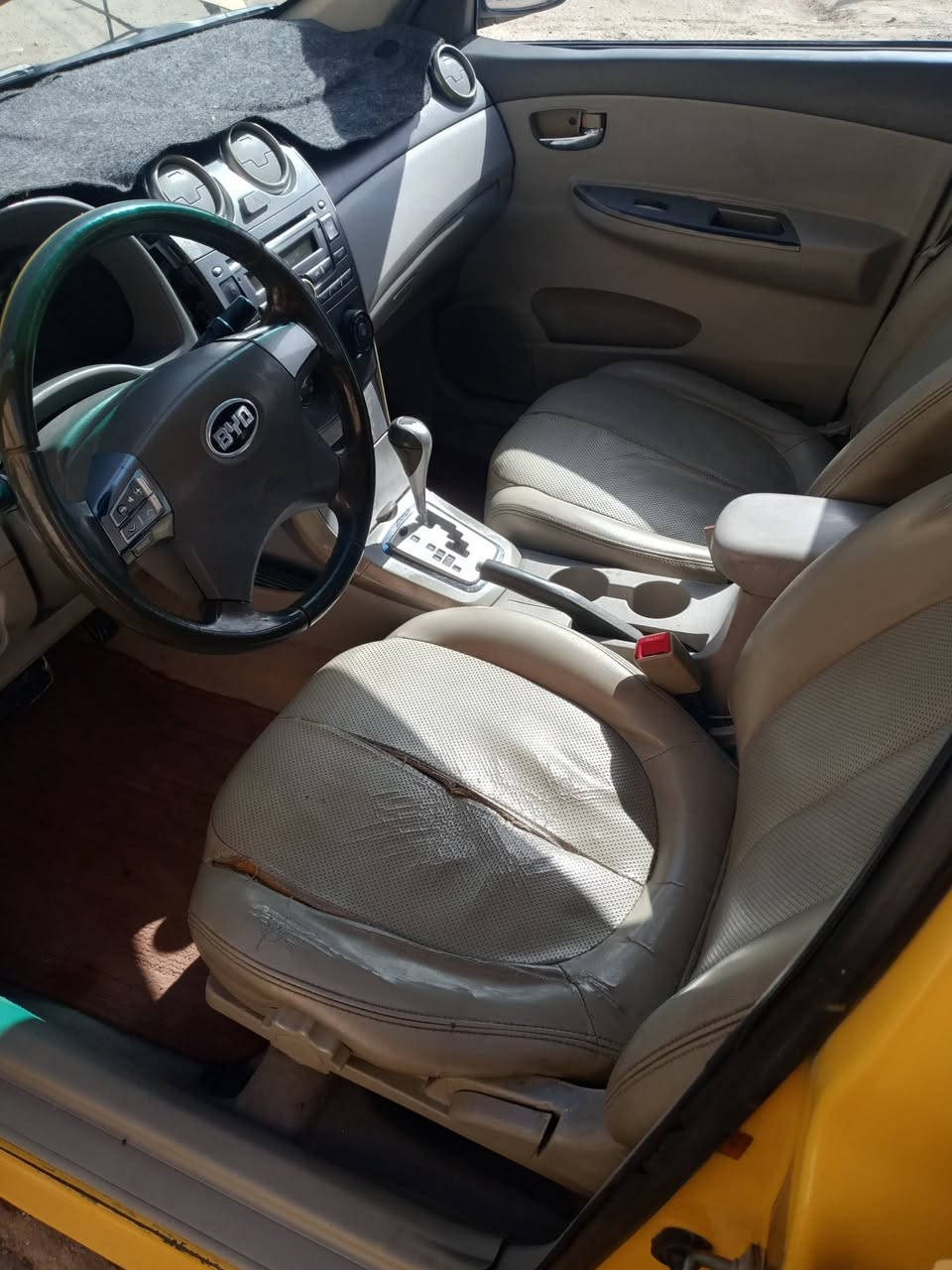 بي وايدي جي 3 بسمي رقم بغداد انكليزي هزة جديدة مصفرة هيئة وا غرامات سيارة بيها ثنين جاملاغات مبدلات اثر خياس مسويلها ادامه عامة بور وا مشط واتربم رولات قوايش نوزلات برشر بريك وعنبار جديد تايرات امامي جديد  صدرها جديد المحرك جيد جدا  النقص اللي بيها الكير بي عتة وجامه سلايد مكسورة وريمون البصمه فقط رايدها 38  وبيها مجال رقمي ***********
