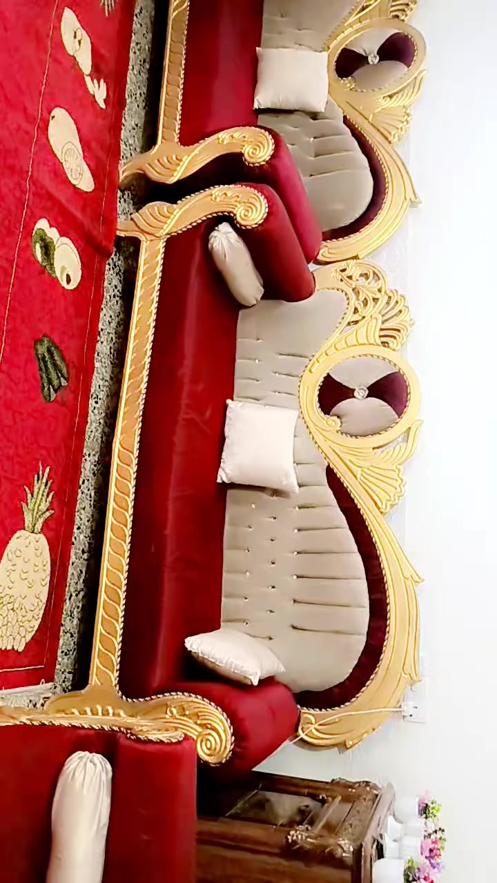 السلام عليكم 
يوجد تخم للبيع 12 مقعد نضيف جداً و ما بي أي ضرر مكاني قرب مرطبات كريم سفيح للتواصل خاص او على رقم الهاتف 
*********** حيدر الحلاق .
