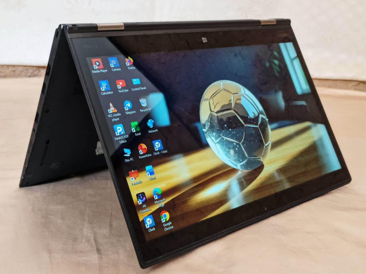 السلام عليكم
عندي لابتوبي الشخصي (Lenovo ThinkPad X1 Yoga) وحاب أبيعو لأن محتاج فلوس باسرع وقت. الجهاز نظيف حيل وأخو الجديد، ومستعملو بحرص. 

مواصفات الجهاز:

• المعالج: Core i7 الجيل السادس، سريع وما يعلك وياك بالشغل.
• لذاكرة: الرام 16 غيغابايت والهارد 256 من نوع SSD السريع، الجهاز يشتغل بثواني وسريع. 
• الشاشة: قياسها 14 بوصة، ألوانها حيل حلوة وواضحة، والأهم إنها شاشة لمس وتفتر 360 درجة (يصير مثل الآيباد) يفيد للي يريد يستخدم لابتوب لاول مرة، ويجي وياه القلم الأصلي مالته تلگاه بزاوية الجهاز اليمنى من المقدمة. 
• البطارية: ممتازة وتطول أكثر من 3 ساعات للدراسة والتصفح، وبيه ميزة الشحن السريع. اگدر اكلك اشتغلت عليه اكثر من خمس ساعات دا وصلت 15%. 
• لصوت: نقي وعالي بنظام Dolby Atmos.
• الكيبورد: عربي وإنجليزي محفور ليزر وبيه إضاءة خلفية يفيدك بالظلمة.
• الجهاز يدعم شريحة موبايل (سيم كارت) وميموري كارت.
• وزنو حيل خفيف والجهاز رگيگ ومصنوع من الألمنيوم القوي (لونو أسود فحم وشكله نازك وفخم)

يجي وياه: 

وياه الشاحنة الأصلية مالتو والكيبل بيه 3 متار تقريباً،  وماوس هدية، وچنطة. وأنا منصب بيه مايكروسوفت أوفيس 2019 نسخة مدفوعة ومفعلة كاملة ماتطلب تحديث، تفيدك للبحوث والتقارير والتعلم.

الجهاز مضبوط 100% وما بيه أي عيب والي يشتريه يدعيلي.

للتواصل والاستفسار مكاني موصل- الجانب الايمن: 
راسلوني ماسنجر..
أو واتساب على هذا الرقم: ***********
السعر:  320 الف. 
وإن شاء الله ما نقصر ويا الشراي الطيب.
