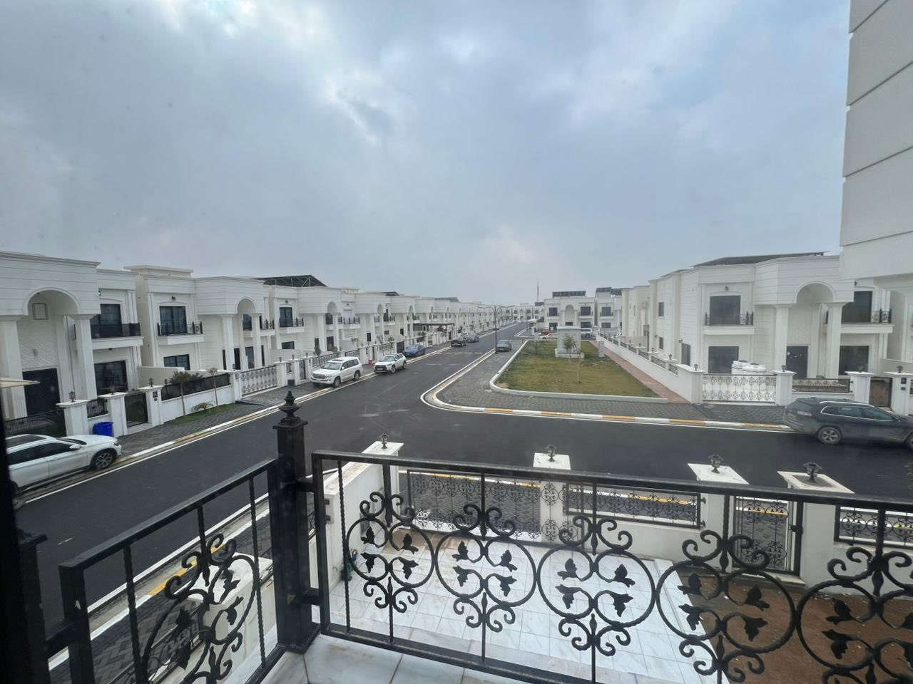 -----------------------
فیلا سفر زیرو مامستخدم  للبیع فی اربیل قریة ئارام2  بسعر مناسب جدا  مساحە فیلا 322م رکن مقابل حدیقە عل شار 15
متکون 
4غرف نوم کلها ماستر سویت// استقبال کبیر// صالە //مطبخ حار و بارد// کراج حدیقة داخلیة نظام شوفاز تبرید مرکزی دکت سقوف مغریبی و بلکون //
قریة ارام2 تقــع  علی شارع العام 120 صف ئارام۱ و Aram garddn قرب جدا من عنکاوە و شارع 100 
للاستفسار تواصلو عبر ارقام  او زور موقع شرکة عامر العقاریة 
*********** WhatsApp
