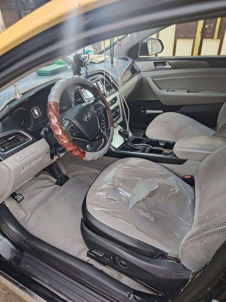 السلام عليكم سياره سوناتا ورد امريكيه 2015 ضررها قطعتين بنيد والباب السائق السعر شده و15 وبيها مجال ***********
