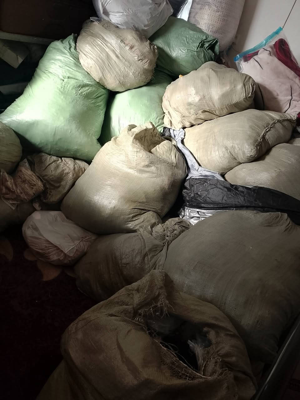 شباب بنات عندي ملابس صيفي الي تفيدة يتصل  ***********
