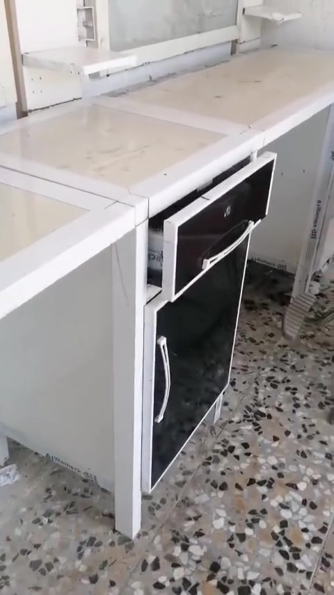 ميز حلاقه طول ٣متر ومرايه عدد٢  رفوف عدد ٢وكرسي حلاقه مستعمل السعر ٢٢٥ وبيه مجال النجف حي المكرمه شارع السبيس ***********

