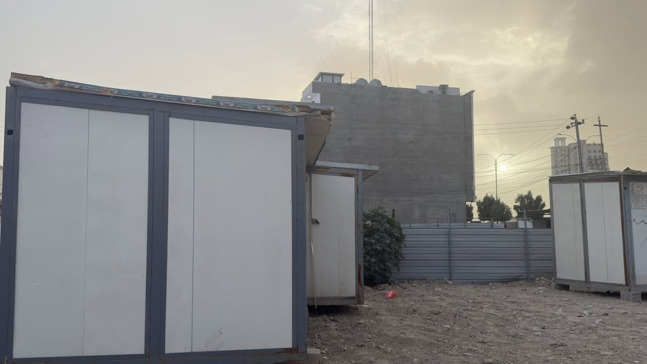 السلام عليكم 
كرفنات للبيع عدد ثنين نفس القياسات الموقع الرمادي للاستفسار الاتصال بلرقم ***********
