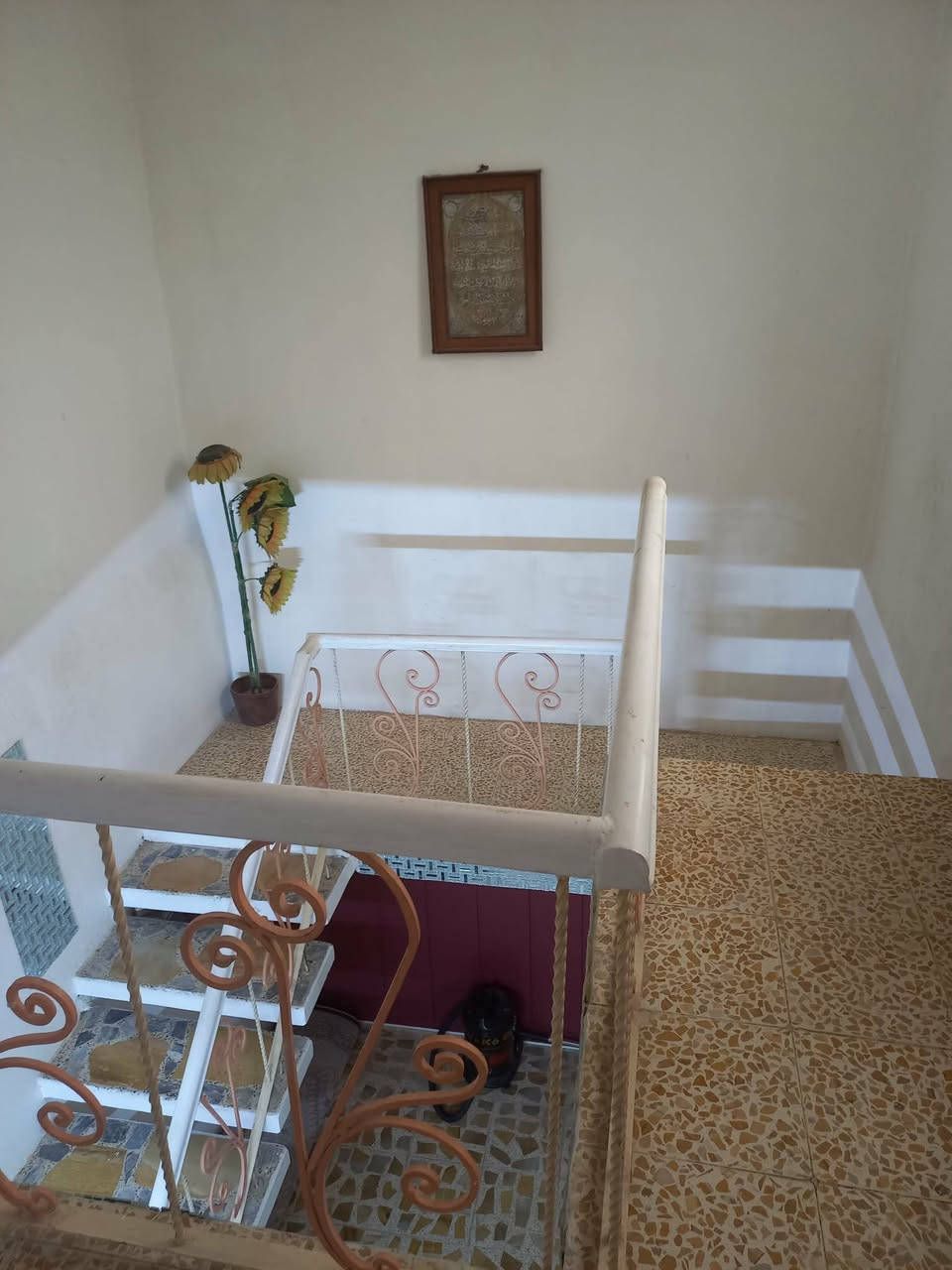 البيت للبيع قاطين مساحة 200 متر .(طابو صرف).العنوان كاطون الرحمه قرب جامع الأقصى خلف التجاري خلف مول المصطفى طابق الأول استقبال ومطبخ حار وبارد وصاله وغرفتين 2 نوم مع صيحات داخليه و خارجية طابق ثاني 3 غرف نوم مع صاله وصحيات خدمات عن قريب تكمل موقع البيت جداً ممتاز. يرهم مراوس بقطعه ارض حسب المكان استفسار اكثر ***********
