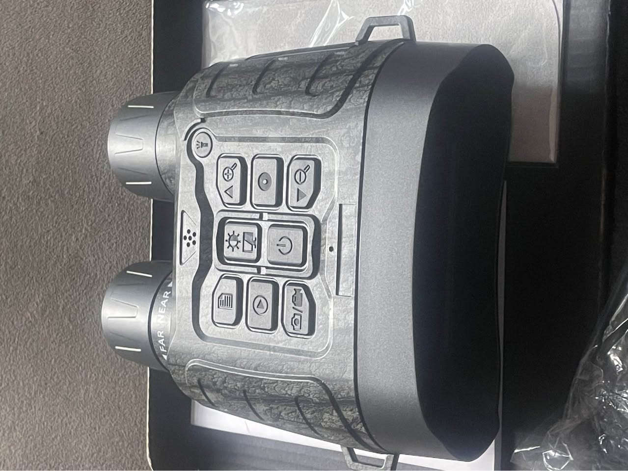 وەرە بزانە جەم لۆ هینایی 
دووربینی شەو بی و شاشەی هەبی زۆر موهیمە 
هەم وێنەی دەگری 
هەم ڤیدیۆ  بە کوالێتی زۆر بەرز
یانی ئەوەی ئەتوو دەتەوێ رێک ئەوها دروست کرایە 

Night vision binoculars 
 UHD definition 
Play back 
64 GB TF Card
12X Digital Zoom 
Day / night USE
5000mAh Battery 
TYPE-C Fast Charging 
10 levels IR

هەموو ئەو مواسەفاتانەی. تێدایە 

ژمارە مۆبایل 
***********
*********** أربيل, العراق
