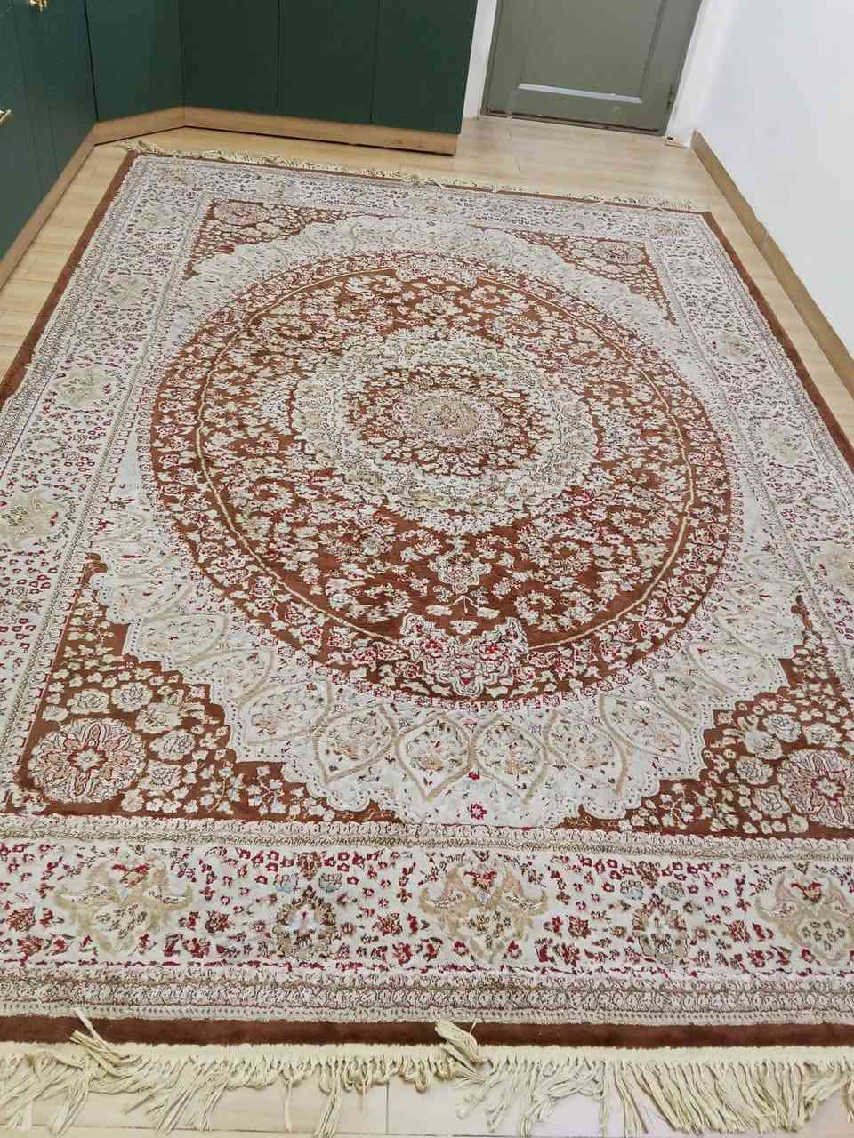 فرشه للبيع نوعيه جيده من شركه HAYIM التركي .
بأبعاد ،2.5في3.5 
سميك .وأطرافها مغلف بجلد ناعم وموضح بالصوره...
نظيفه جدا بالشرط.
السعر 50 
تواصل مع ***********
