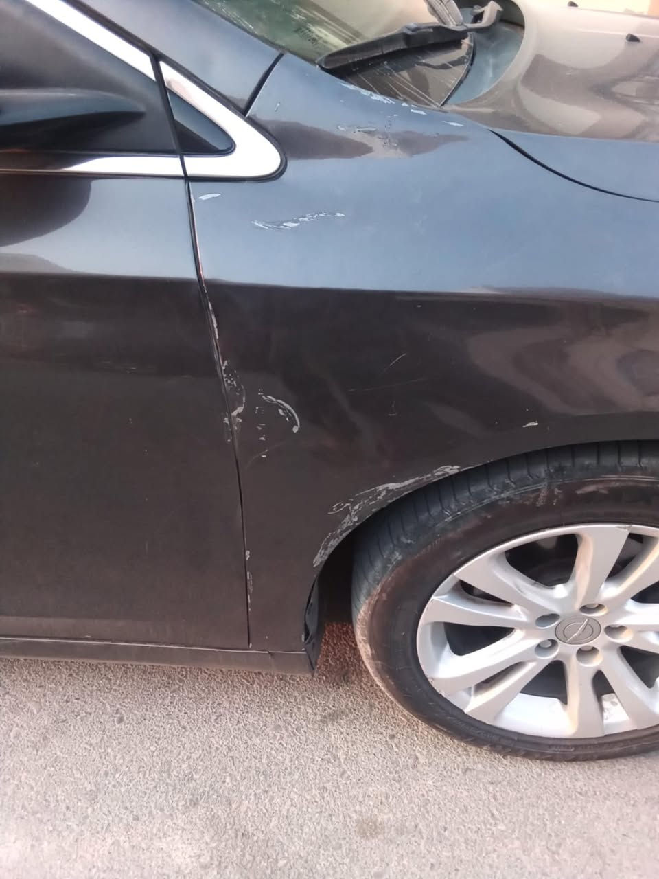 سلام عليكم سي 200 موديل 16 للبيع فقط مكينه 2400 مابيها صبغ فقط بارد بل الماكن الي موضحه في الصوره وبدون دواخلي مواصفات عاديه لون نفطي مكاني السياره بغداد السعر 98 
للستفسار اتصل ***********
