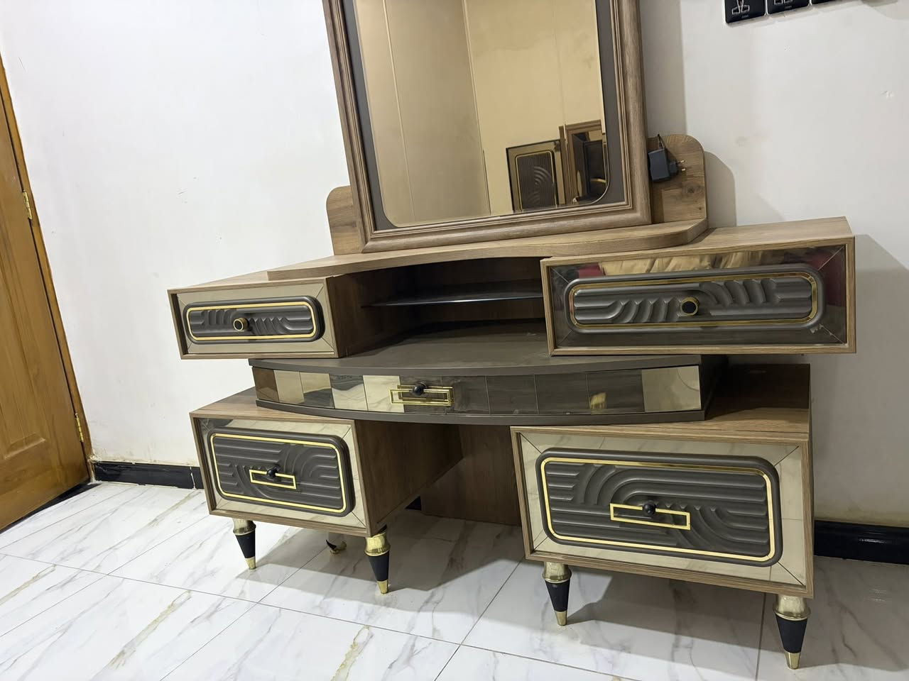 غرفة نوم مستخدمة نضافة 95‎%‎
عدد القطع 9 
كوالتي عالي 
نضام بيبان 
سعرها مليون ونص


**إذا كنت صاحب هذا الإعلان وتريد حذفه لأي سبب، رجاءا أرسل رسالة إلى الدعم الفني**