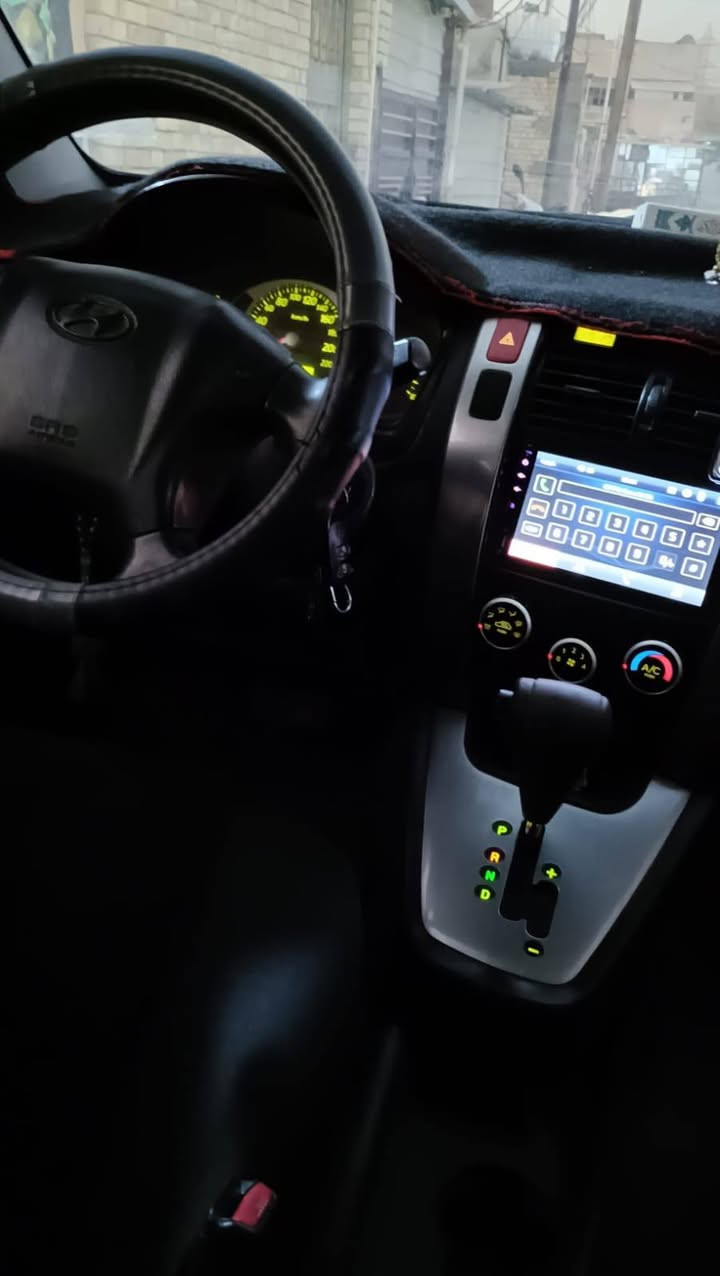 السلام عليكم 
توسان موديل 2009 ابيض اللون محرك ٢٤٠٠ دوش كير ومحرك مكفولات من التنقيص والتبخير تخم تاير جديد بيها صبغ فقط الجاملغ الخلفي فقط وما مفتوح اي برغي بيها بلاديه رقم دولي سنويه جديده كامره حساسات فور ويل تبريد تدفئة شغال كهربائيات شغاله السعر١١٨ و بيها مجال قليل جدا رقم الهاتف *********** مكاني بابل
