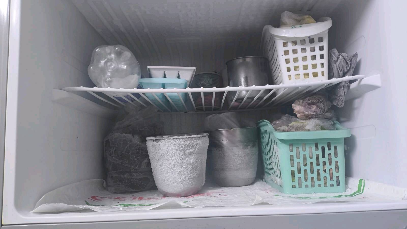 ثلاجة بحالة جيدة بلون وردي، مناسبة للمطبخ العصري. توفر مساحة تخزين واسعة وتأتي مع عدة رفوف لتنظيم الأطعمة والمتعلقات. التصميم الأنيق يضفي لمسة جمالية على مطبخك. مثالية للحفاظ على الأطعمة طازجة وصحية.