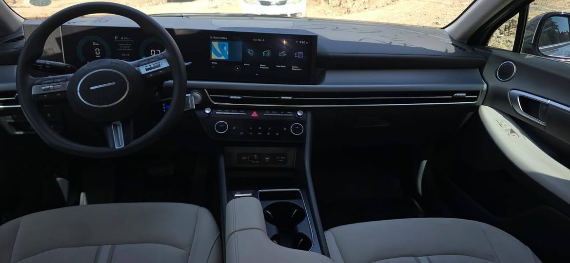 السلام عليكم هونداي سوناتا موديل 2025 ماشيه 5000 كيلو حادثها مثل ماواضح بالصور بدون تبديل صبغ بنيد وشبر من الجاملغ الامامي بسمي بدون رقم ارباك استيرن للإستفسار *********** /// ***********
