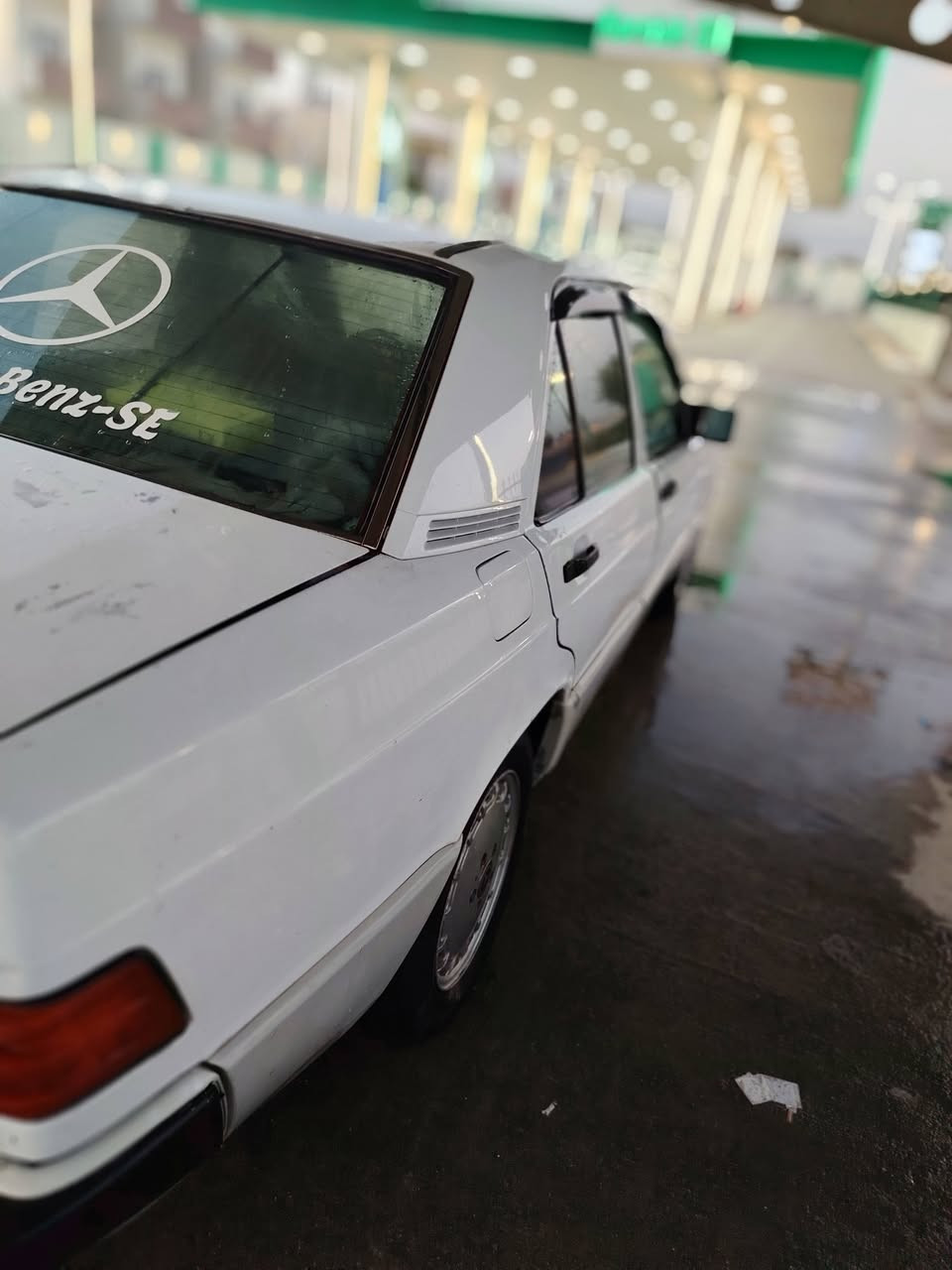 للبيع او مراوس مرسيدس بنز 190 موديل 1990 (كلاسيك)
السيارة نظيفة وتشتغل زين، استخدام شخصي.
المحرك: نوع وينجي 6 سلندر ممتاز
القير: أوتوماتيك
اللون: أبيض
الهيكل: بحالة جيدة
الإطارات: زينة
السيارة محافظ عليها وتصلح للاستخدام اليومي أو لهواة الكلاسيك
الموقع: كركوك
السعر:  53 $ قابل للتفاوض للجادين فقط
للاستفسار: 📞 ***********
