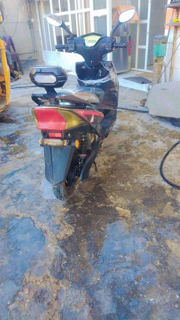 السلام عليكم دراجة شحن للبيع 6بطاريات دبل لايت زنون ابيض واصفر اشاير زنون بيض تايرات جدد مابيها نقص برغي 3سرع نظام بك قفل ستيرن قفل جنطة كشن مغلف حراري ستان رياضي ستان تعليك السعر 410وبيهة مجال حك جية للاستفسار ***********
