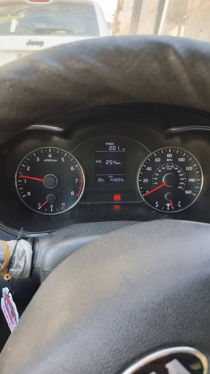 السلام عليكم كيا فورتي 17 امريكي ماشيه 143 الف حادث ربع البنيد صبغ واني بدلت البنيد لان محلو وموجود البنيد ابو اليبل السياره كير عادي 7 نمر رقم اربيل منضومة تبريد جديده صدر امامي خلفي جديد مشط ستيرن جديد طخم تاير كوري جديد السياره بسمي مكان السيارة بغداد والبيع حصر تحويل وكاله ما ابيع رقم الهاتف ***********
