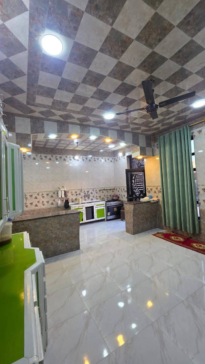 سلام عليكم بيت للبيع
مكونات البيت 
5 غرف كبار 
3غرف فوك 
2جوه 
مطبخ 6.45 حار بارد
ديوانيه 7.45
صالة 6.4 
مناور بلكونات 
شغل كله درجة اوله واجهيه حجر ومرمر 
مساحة البيت 280 متر 
منطقه هادئة 
موقع البيت  التاميم قرب عدادية الصناعة الشارع 10 
سنة البناء 2024 بيت جاهز للسكن
