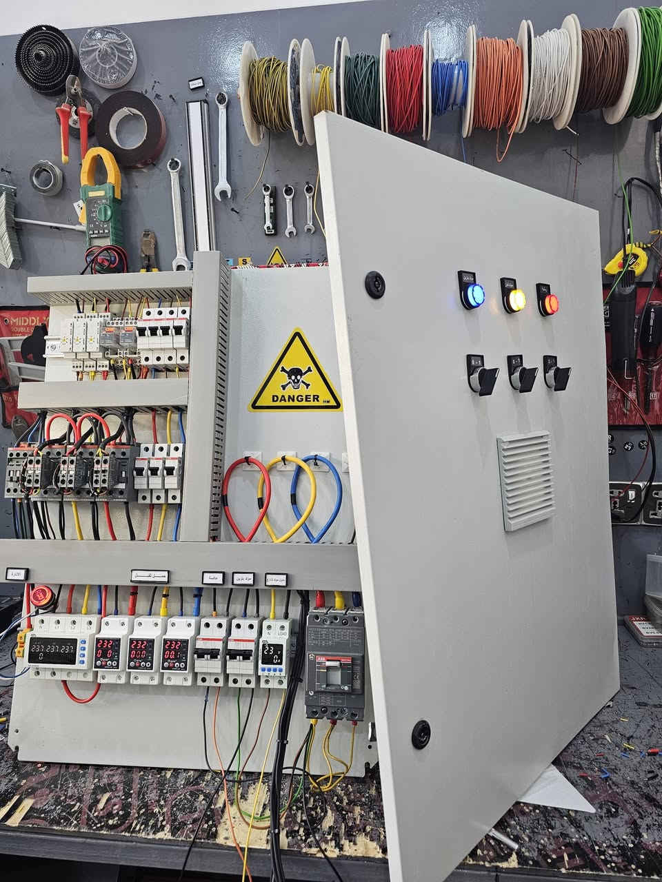 الحمد لله دائماً وأبداً ...
اكمال بورد ATS  أربعة مراحل ....
وطني ..
مولد شارع ...
مولد بنزين ...
عاكسة ...

القدرة للسيطرة الكهربائية  
***********
