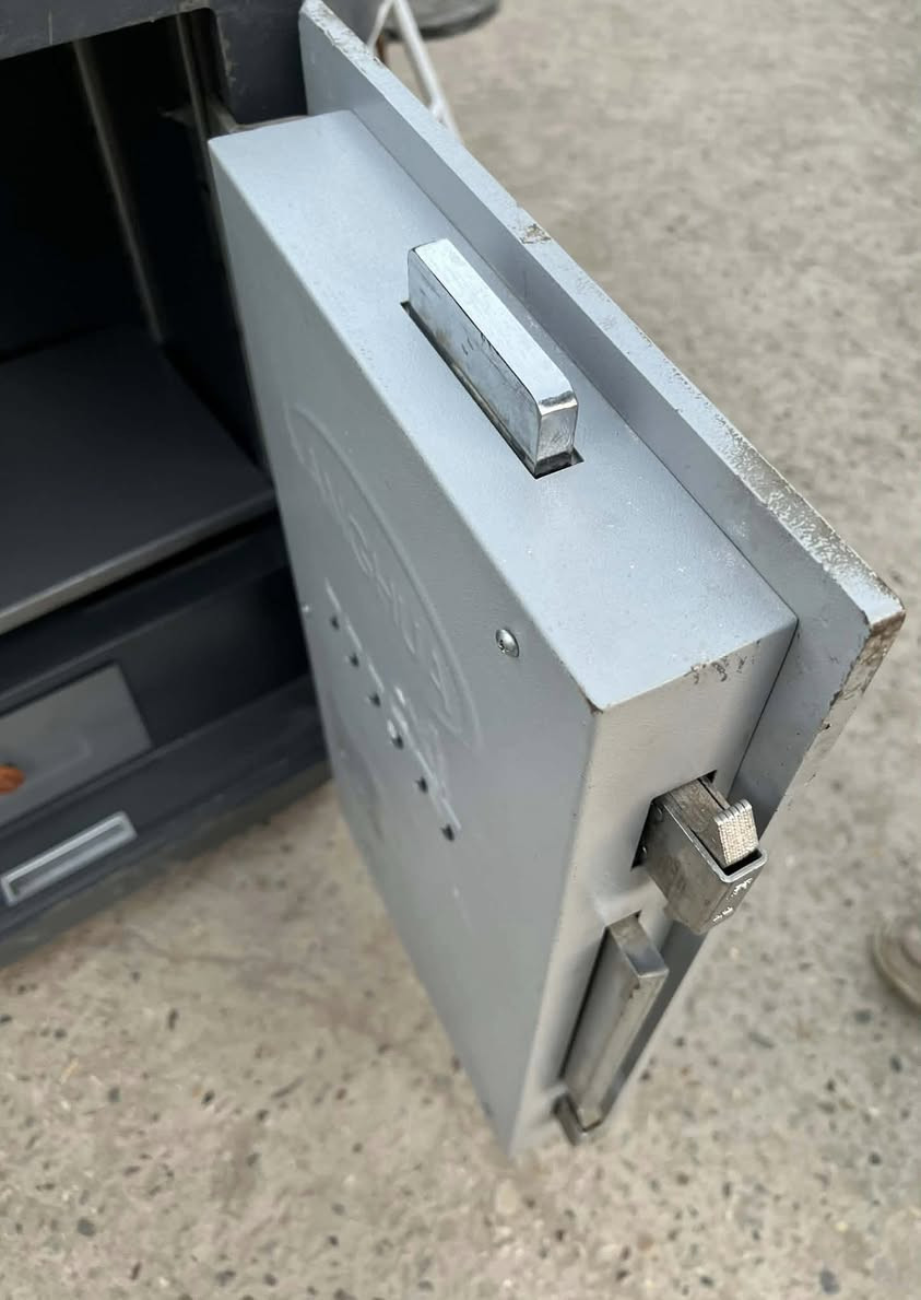 قاصة حجم وسط نظيفة 
الطول 80 سم 
عمق 50سم 
عرض 45 سم 
الوزن 90 كيلو 
السعر 180 الف 
بغداد حي جميلة 
موكل بنشرها ✅✅
***********✅
