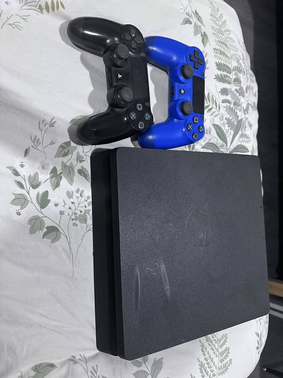 بلي 4 اونلاين ويه ملحقاته يد كوبي ويده اصليه تشتغل بس زر R2 ميتشغل و نقص كارتونه  190 بيه مجال ***********
