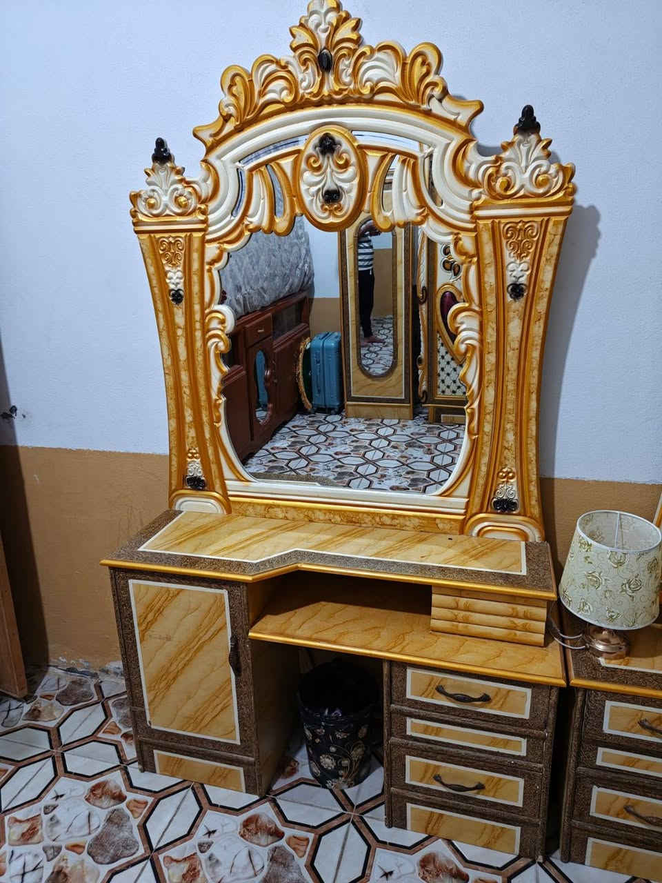 غرفه نوم نضيفه كلش السعر 850 الف وبيها مجال قليل للشراي  الاتصال ع الرقم ***********
