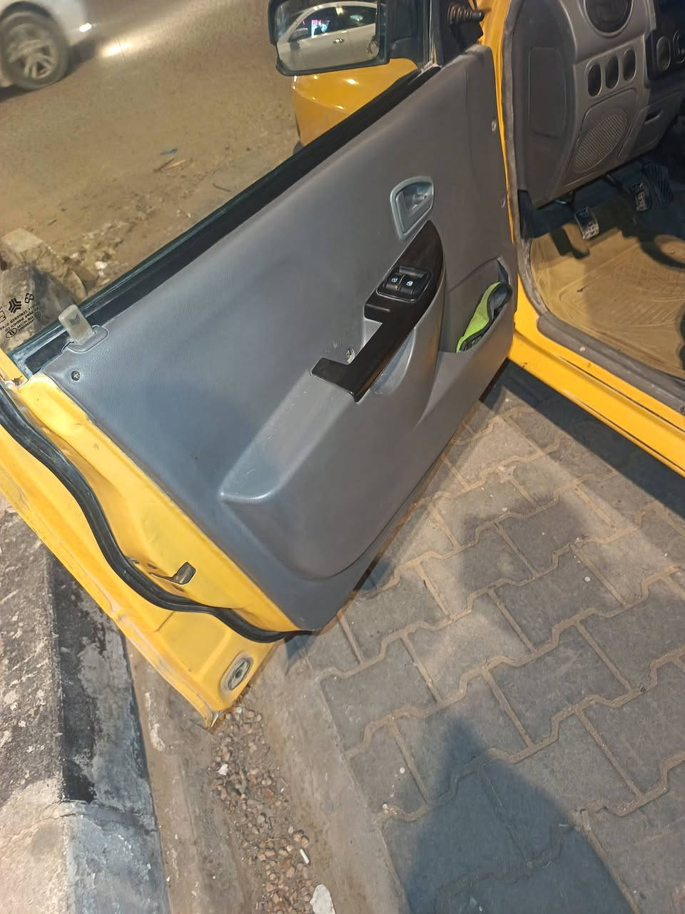 سلام عليكم سيارة سايبة موديل 13 كير ومحرك كفاله حدادية جديده تخم تاير 100 /60  سنويه لل28  مصفر هيئة غرامات   سيارة مشورع وطني سعر 26 مكاني نجف رقم الموبايل ***********
