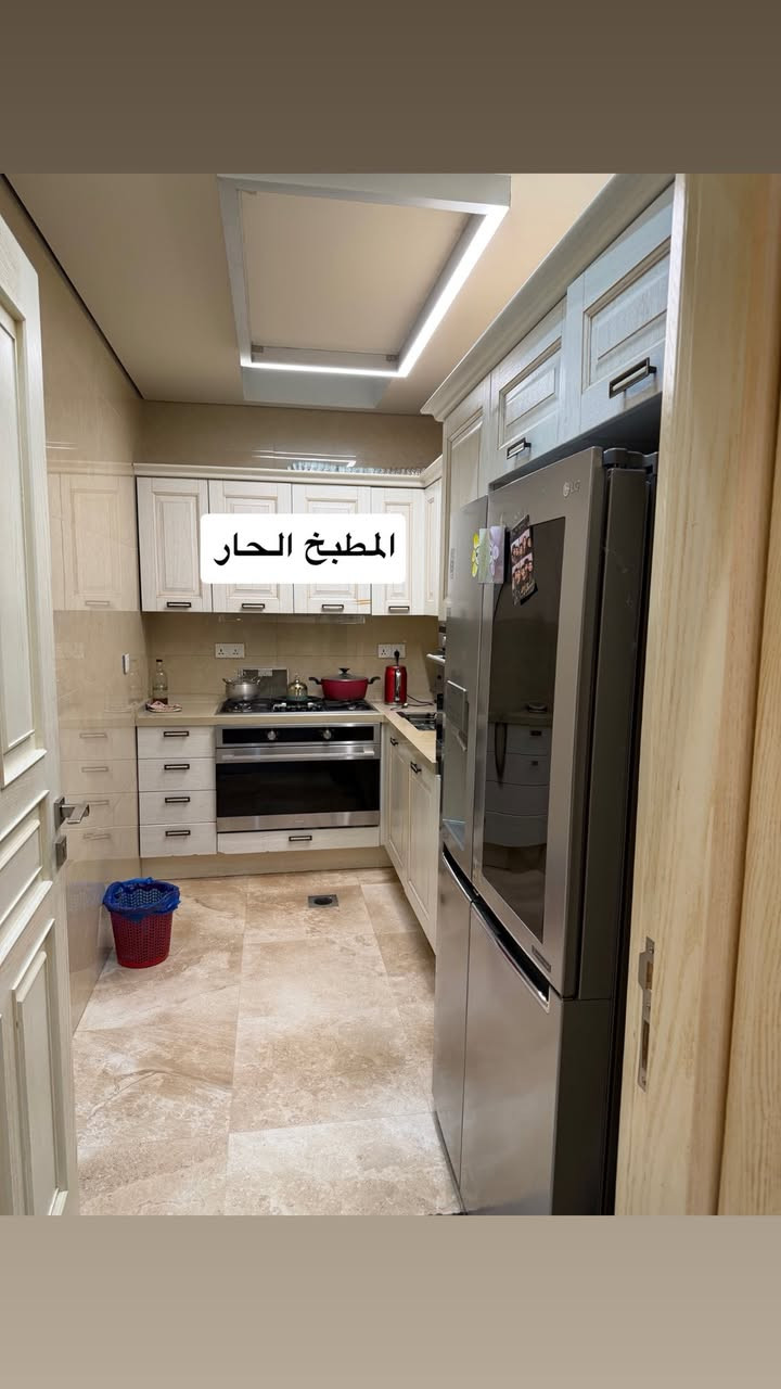 للبيع دار حديث زيونه محله 714
المساحة 264 متر 

الواجهه 8 متر النزال 33 متر 

درجة اولى فول 

شغل البيت بكوالتي عالي جدأ 

يحتوي ع 5 غرف نوم سويتات وكراج كبير

مطبخ حار وبارد 

استقبال ضيوف مع دورة مياه 

باربكيو داخلي راقي جدأ 

عمل البيت من الطابوك الاحمر 

للاستفسار : *********** 

 بلال الزبيدي للعقار
