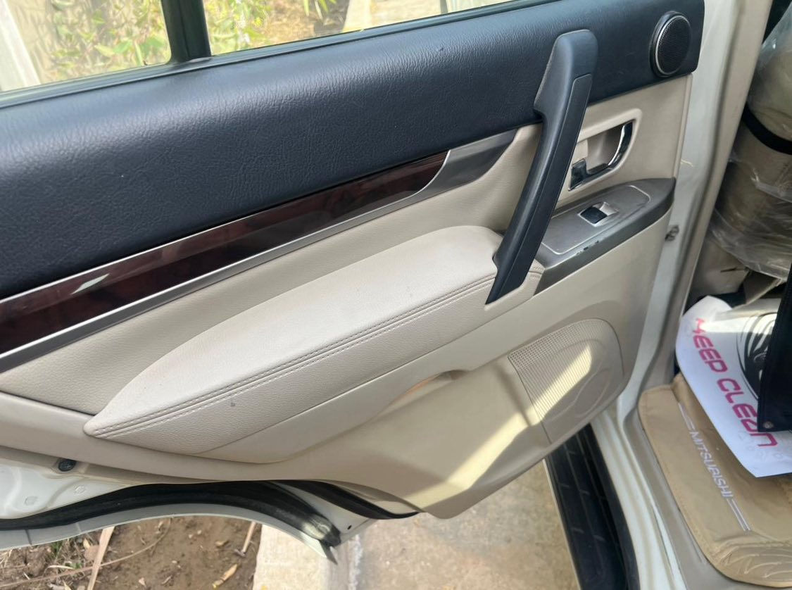 سلام عليكم اخواني 

باجيرو للبيع او المراوس بسياره هايبرد 
 مديل 2018  رقم بغداد حبتور واحد على واحد علامه ذهبيه  باسمي 
مكفوله كفاله عامه ماشيه 86 الف كيلو 

مواصفاتها معروفه لكن للتوضيح 
فتحه سقف 
كامره 
شاشه 
حاكيه 
مانع انزلاق 
مثبت سرعه 
مري شفط 
تحكم ستيرن كامل
كشنات كهرباء 
حساس خلفي 
عده كامله 
سبيرها برجستون ما نازل مال شركه 
رقم بغداد الانكليزي 
سنويه جديده
تحول وين ميعجبك

الصيانه و التفاصيل :- 

تخم صدر امامي خلفي جديد شرط الفحص 
كير مكينه مكفول 
تخم تاير جديد 
ادامه بلكات نوزلات فيت بم اصلي وكاله 
سبيرها مانازل من الشركه 
فلنجات مصفره 
ميزانيه جديده 
كل نواقص مابيها 
ايدي بالسياره و محافظ عليها مستعز بيها 

مكان السياره بغداد رصافه البنوك 
للاستفسار 
رجاءا بياع شراي ما استقبل سياره كفاله مال جناي 

السعر ٢٢ الف دولار قابل للتفاوض بالمعقول 

ابو حسن التميمي 
***********
