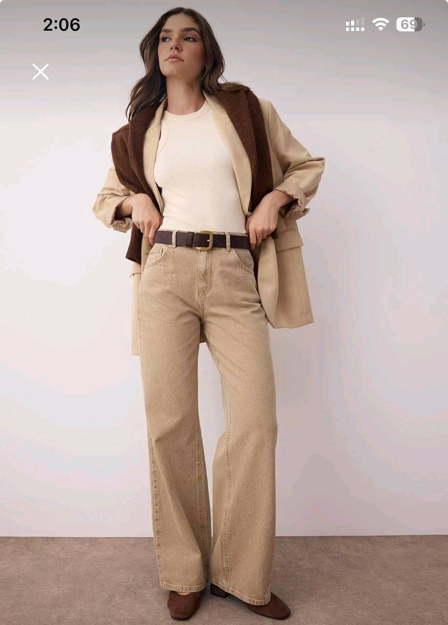 بنطلون جينز بيج أنيق بقَصة واسعة يمنحك إطلالة كلاسيكية وعصرية في نفس الوقت. مناسب لجميع المناسبات، مصنوع من خامة عالية الجودة لضمان الراحة والمتانة. المقاس المتوفر: 42 (EU).