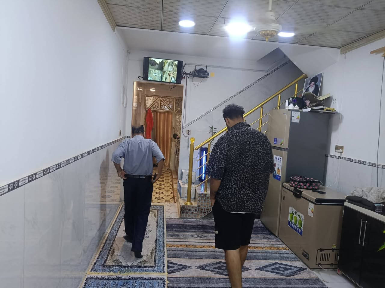 دار للبيع  100 متر طابق واحد
نجف حولي قرب شارع 30 خلف الملعب
1-يحتوي على استقبال+صالة+غرفة+مطبخ+حمامات 
2- البيت عكادة نضيف مثل ماموضح بالصور
3- السعر 75 مليون
الاتصال على الرقم ***********
