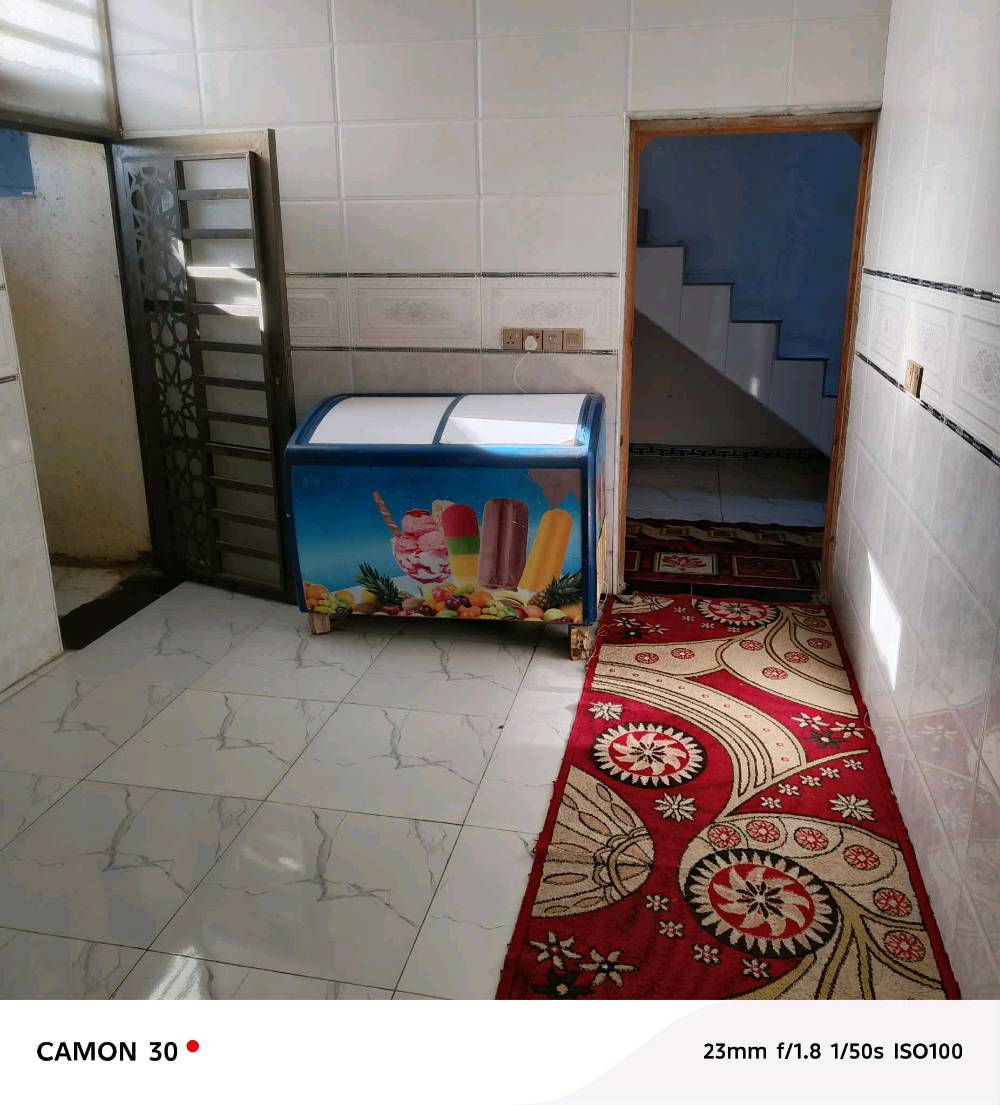 بيت لبيع مساحته ٣٠٠ متر بنيان جديد وصالح الا سكن او حسينيه قريب عن شارع ريسي  يم مدينه زارين  بشارع الحافض  وستفسار على هاذ رقم 0781824088 وبي واساب وسعره مناسب