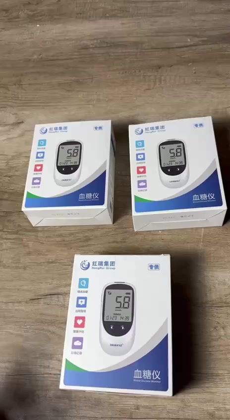 جهاز قياس السكر في الدم 777
الاستخدامات
قياس مستوى السكر في الدم بسرعة ودقة، مما يساعد مرضى السكري على مراقبة مستوياتهم واتخاذ الإجراءات المناسبة.
الميزات
مناسب للاستخدام اليومي بفضل سهولة التنقل وخفة الوزن، ما يجعله خيارًا مثاليًا للمرضى أثناء السفر أو التنقل.
شاشة LCD واضحة تعرض القراءات بشكل واضح مع إضاءة خلفية مريحة للعين، مما يسهل القراءة حتى في ظروف الإضاءة المنخفضة.
دقة عالية يستخدم تقنيات متطورة لقياس مستوى السكر في الدم بدقة، مما يعزز الثقة في النتائج.
استخدام بسيط وسريع عملية فحص بسيطة لا تتطلب سوى القليل من الدم للحصول على النتائج في غضون ثوانٍ.
الجهاز يعمل على الشحن مع منفذ وكيبل مخصص للشحن
حقيبة صغيرة للاحتفاظ وخزن جميع الاجزاء
ابعاد المنتج: الارتفاع 11 * العرض 7* الطول 3سم
المنشأ: الصين
ملاحظات
الجهاز لا يحتوي على شريط فحص
ينصح بالاحتفاظ بالجهاز في مكان جاف وبارد بعيدًا عن أشعة الشمس المباشرة للحفاظ على دقته.
هذا الجهاز مخصص للاستخدام الشخصي، وينبغي استشارة الطبيب قبل الاعتماد الكامل على قراءاته.
لا يمكن توصيل هذا المنتج الى كردستان العراق للاستفسار الاتصال على ***********

