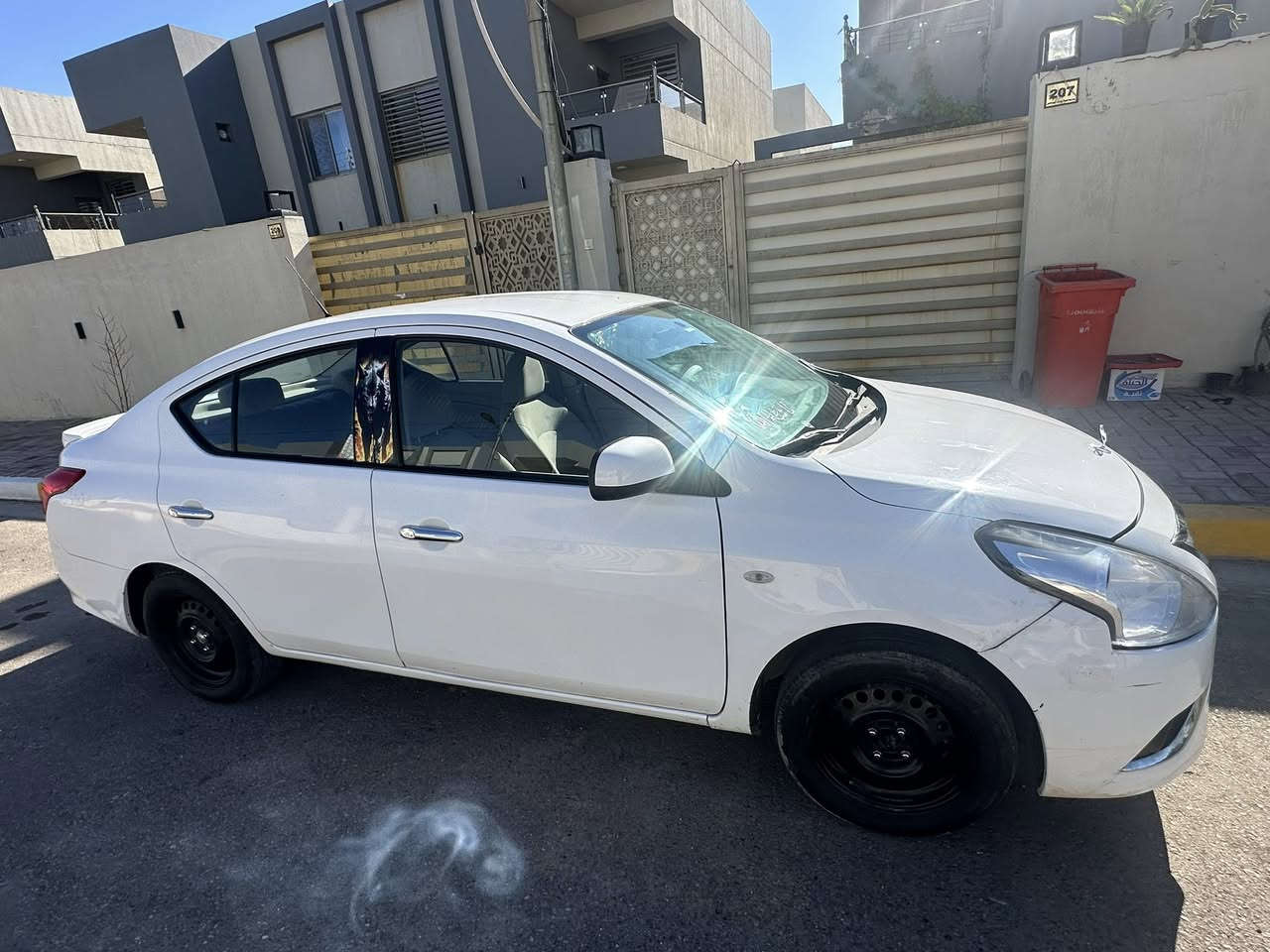 سني هندي 

موديل 2021

بليته الزركه 

بيها قطعه صغيره اصبعتين حاره بحافت باب عكس سايق 

رقم اربيل 

سياره ب اسمي ثاني يوم احولك

بيها بارد اصبعتين بحافت صندوق موضح بصوره 

صدر جديد قبل اسبوعين شديته 

مكينه وكير مامفتوحه برغي بيها وين ميعجبك تفحصها 

ماشيه 145 

سياره تخبل وحلوه 

سعر 118 وبيها مجال 
 

مكانها بغداد قريب حي خضراء وعامريه

*********** 
موجود هاتف واتساب وفيس
