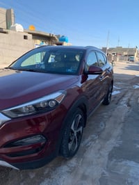 توسان 2017 للبيع  وارد امريكي ضربتها بسيطه بس البنيد ومصلح بدون تبديل ...